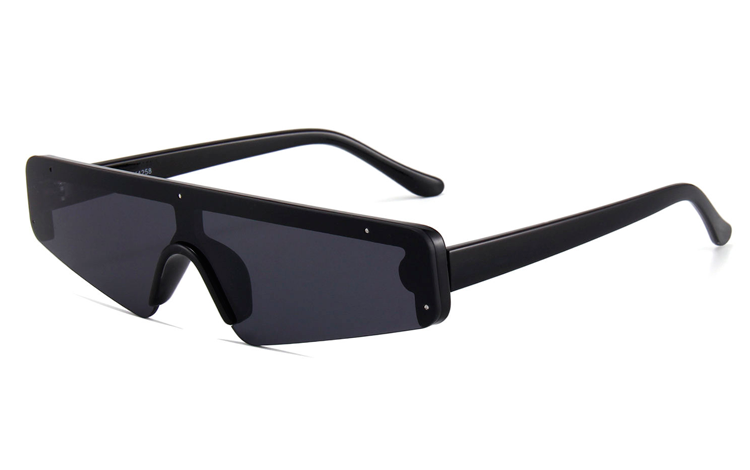  Denne hurtigbrille / solbrille er tidens knivskarpe mode og kan bruges af alle. Stellet er one-piece frontglas, fÃ¦stnet med smÃ¥ sÃ¸lvfarvet skruer, stellet er blank sort | solbriller_maend