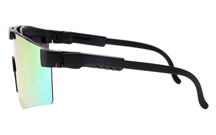  Næsestøtten er mat plastik som holder brillen fast på plads under bevægelse og sport.Det brede frontglas beskytter øjnene med vind og sol under sport og bevægelse | oversize_store_solbriller-3