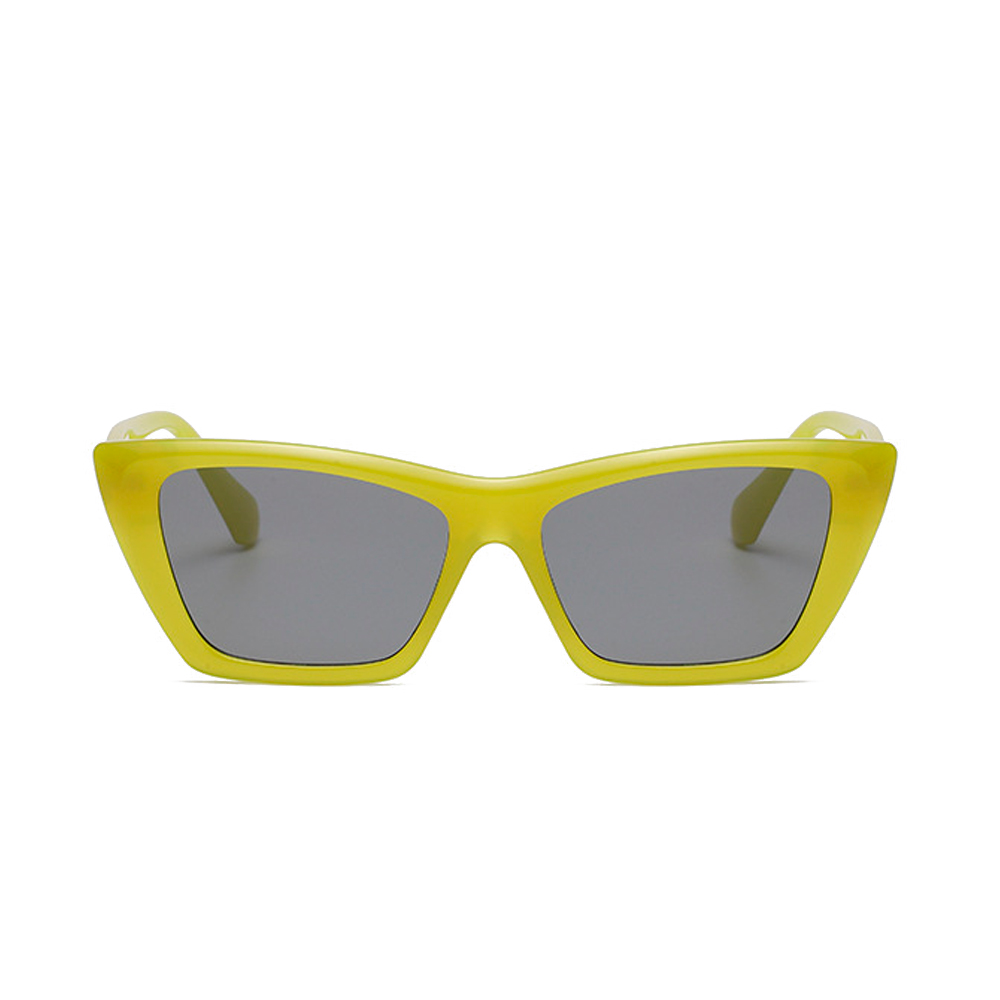 Fed solbrille i cateye design. Stellet har de spidse hjÃ¸rner og selve fladen har flere kanter | solbriller_kvinder-2