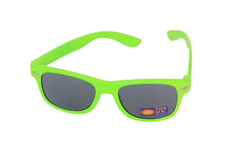 Billig børne solbrille i god kvalitet i neongrøn | 