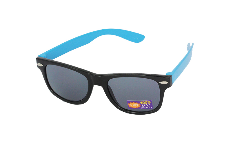 Børnesolbrille i sort med blå stænger | wayfarer_solbriller