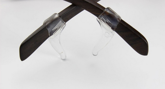 Silikone brille/solbrille holder i gennemsigtig design.Den lille diskrete silikone holder sættes på brillestangen og placeres bag øret, så vil brillen sidde fast og tæt til dit ansigt. Hullet er ikke så stort men meget fleksibelt? og passer derfor på alle str.Genial til aktive sportsudøvere som bærer solbrilller, løbebriller, sportsbriller som skal sidde godt fast på ansigtet.Fås også i sort.Højde 1,3 cm.Længde 3 cm. | andet_solbrille_tilbehoer-3