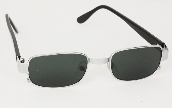 Firkantet maskulin solbrille i sÃ¸lvfarvet stel. | enkelt-klassisk-design