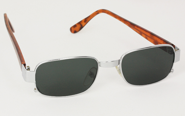 Mande solbrille i firkantet metal stel. | 