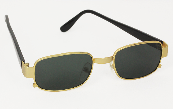 Mande solbriller i firkantet design. Guld stel og mørke brilleglas | enkelt-klassisk-design