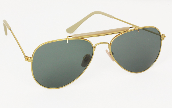 Guldfarvet pilot / aviator solbrille med rayban detaljen øverst på stellet | retro_vintage_solbriller