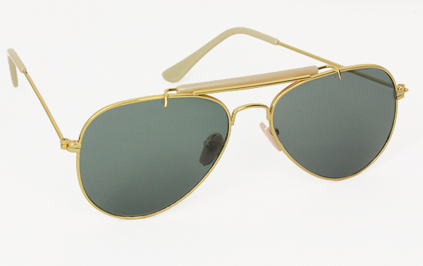 Guldfarvet pilot / aviator solbrille med rayban detaljen øverst på stellet | pilot_solbriller