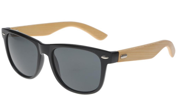 Moderigtig wayfarer solbrille i sort design med håndlavet bambus stænger. Robust og fantastisk kvalitet. Kun 199 kr. | 