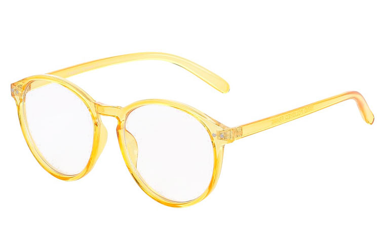 Moderigtig rund brille med klart glas i transparent gult stel. Glasset er klart glas uden styrke, men naturligvis med UV400 beskyttelse. | 
