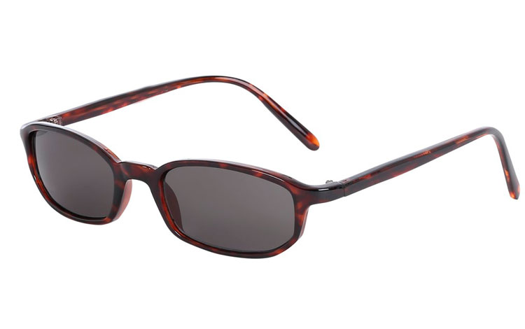 Smal moderigtig solbrille i mørkt skildpaddebrunt stel. Stilen er en sikker 2018 Sommer mode.  | firkantet-solbriller