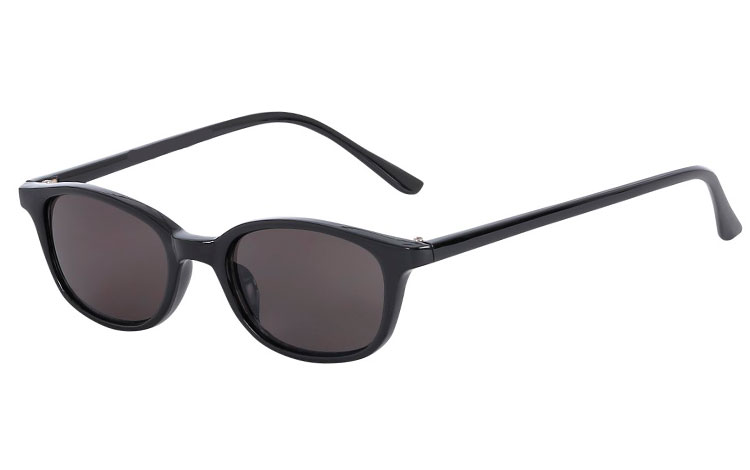 Smal modesolbrille i sort stel med mørke glas. Solbrillemoden sommer 2018  | solbriller_kvinder