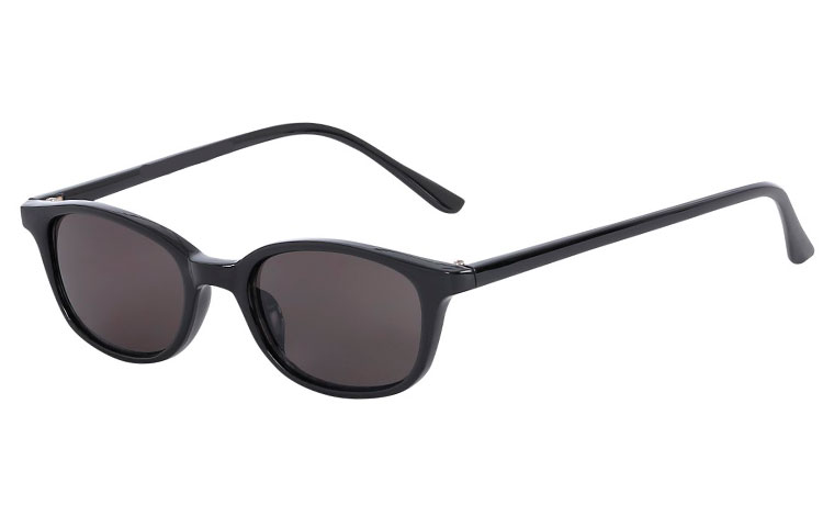 Smal modesolbrille i sort stel med mÃ¸rke glas. Solbrillemoden sommer 2018  | festival-solbriller