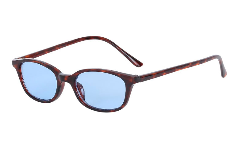 Solbrille i smalt mørkt rød-brunt skildpadde / leopard stel med lyseblå glas. Sommerens solbrillemode 2018  | solbriller-farvet-glas