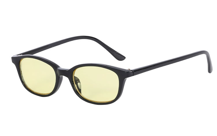 Smal sort solbrille med lysegule glas. VÃ¦lg mellem mange forskellige farver. Find din favorit her. bestil i dag og modtag imorgen. | search