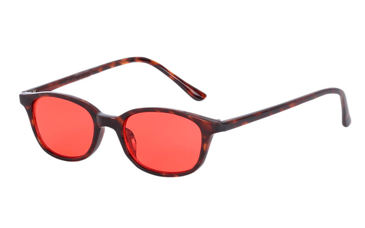 Solbrille i mÃ¸rkt rÃ¸d-brunt skildpadde / leopard stel med rÃ¸de glas. Smalt og moderigtigt design. Solbrillemoden sommer 2018  | solbriller-farvet-glas