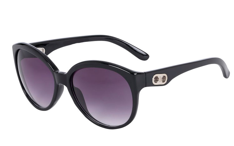 Oversize sort solbrille i feminint design. Sølvfarvet detalje på stængerne. | oversize_store_solbriller