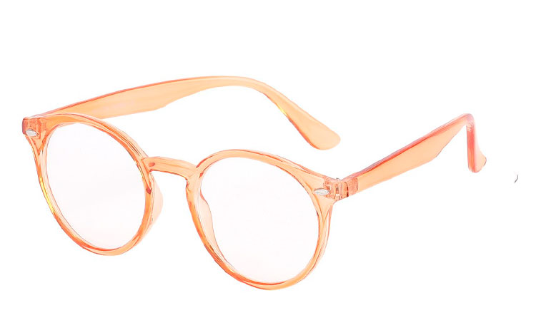 Rund brille i en smuk lys fersken farve. Brillen har klart glas uden styrke, så det er en smuk pynte brille til dig som ikke behøves briller.  | 