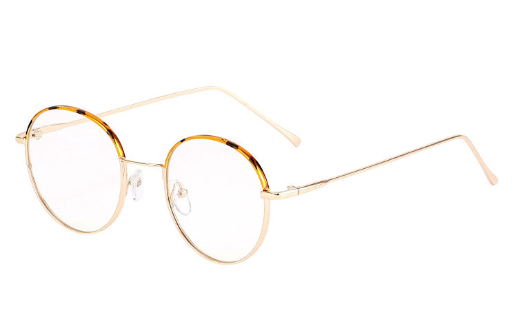 Moderne guldfarvet metal brille med leopard print øverst på brillen. Brillen har klart glas uden styrke. Det spinkle metal stel med tynde og stilrene stænger uden gummi på enderne | 