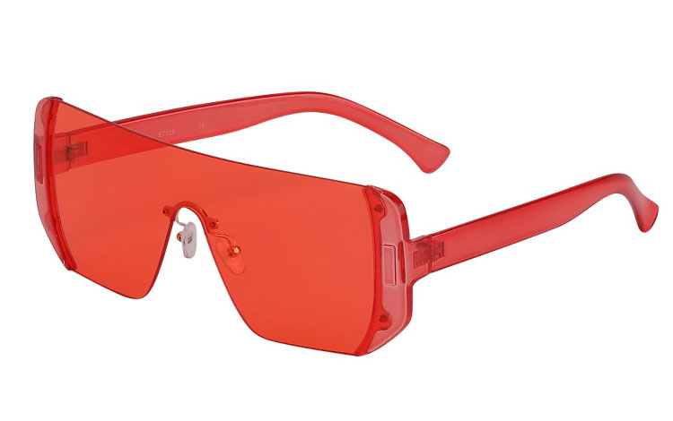 Fræk transparent oversized solbrille i rødt design. Designet minder om en stor beskyttelsesbrille. Stilen er farverig retro, perfekt til Sommerens festival, udklædning, modeshow, opvisning eller din unikke/rå stil til weekendens fester. | billige-solbrille-nyheder