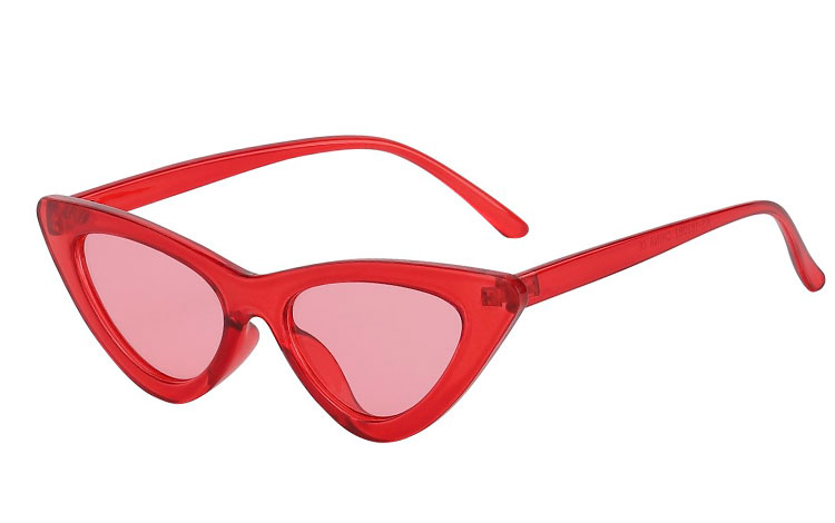 Fræk rød cateye / katteøje solbrille med lyserøde glas. Solbrillen er til dig som er modig, stilsikker og modebevidst :) | solbriller-farvet-glas