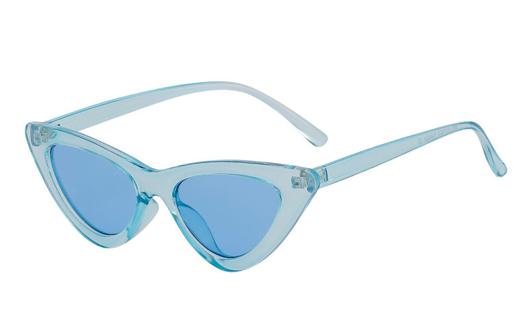 Fræk transparent lysblå cateye / katteøje solbrille med blå glas. Solbrillen er til dig som er modig, stilsikker og modebevidst :) | sjove_udklaednings_briller