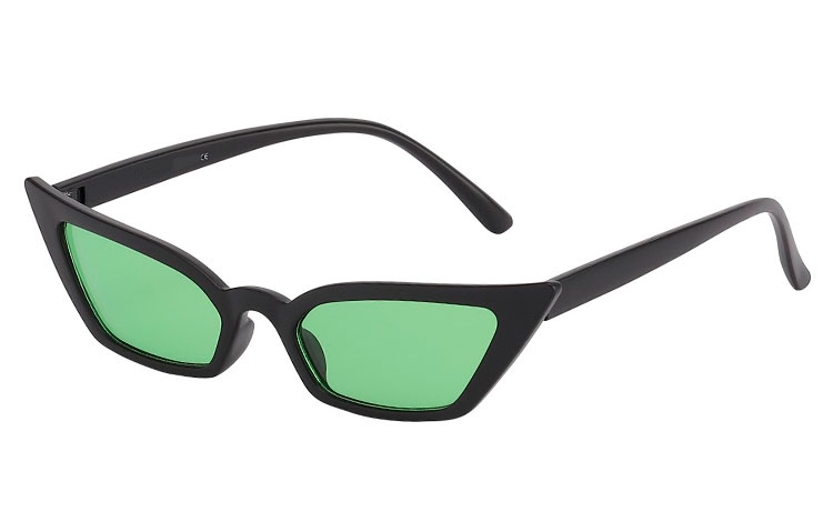 Cateye / katteøje solbrille i spidst og kantet design. Stellet er blank sort med grønne glas.  | cat_eye_solbriller