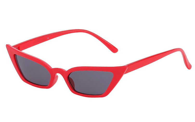 Cateye / katteøje solbrille i spidst og kantet design. Stellet er blank rød med mørke linser.  | retro_vintage_solbriller