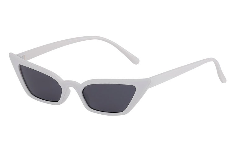 Hvid cateye / katteøje solbrille i spidst og kantet design med mørke glas. | retro_vintage_solbriller