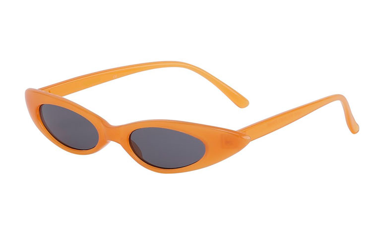 Cateye / katteøje solbrille med attitude i smalt design. Sommerens hotteste mode, som ses på næsten alle catwalks ved de største modehuse | cat_eye_solbriller