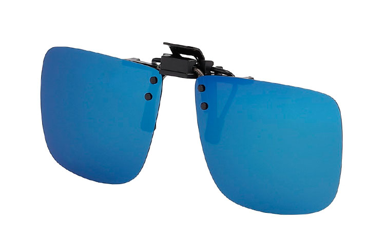 Firkantet clip-on solbriller med runde hjørner med polaroid glas i blåmultiglas. Clip-on solbrillerne kan du sætte oven på dine almindelige briller | polaroid_solbriller