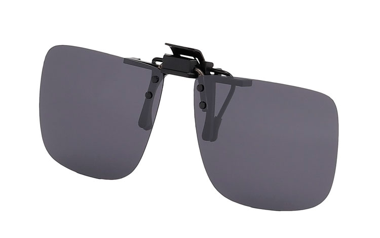 Firkantet clip-on solbriller med runde hjørner med mørkt polaroid glas. Clip-on solbrillerne kan du sætte oven på dine almindelige briller | polaroid_solbriller