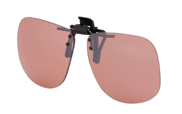 Stor firkantet clip-on solbriller med runde hjørner med lysbrune glas, en god clip-on til aften kørsel. Clip-on solbrillerne kan du sætte oven på dine almindelige briller | search