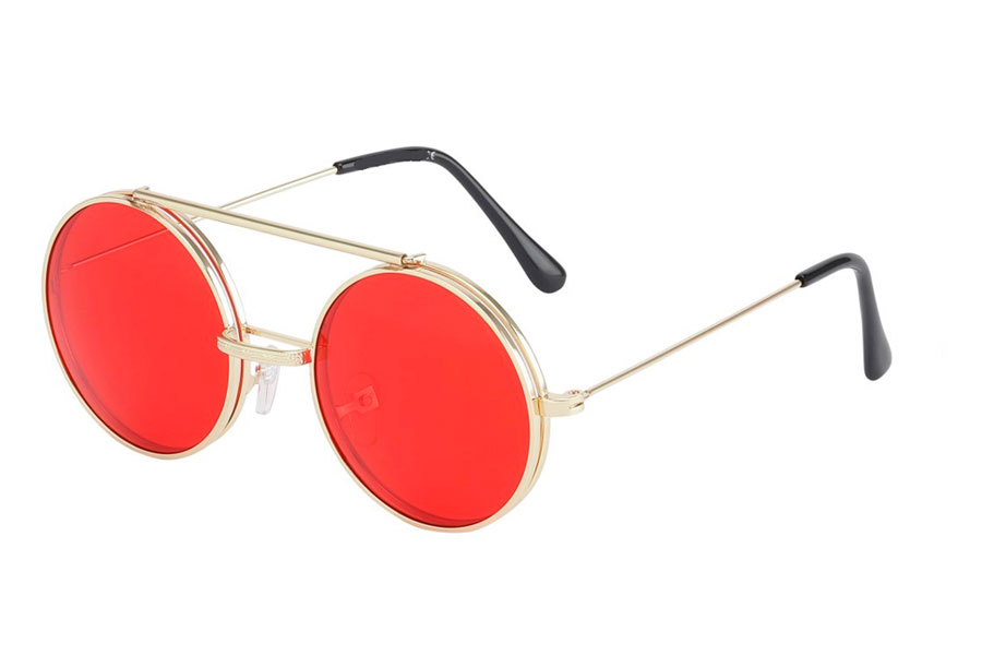 Brille i guldfarvet metal stel med flip-up solbrille med røde glas.  | search