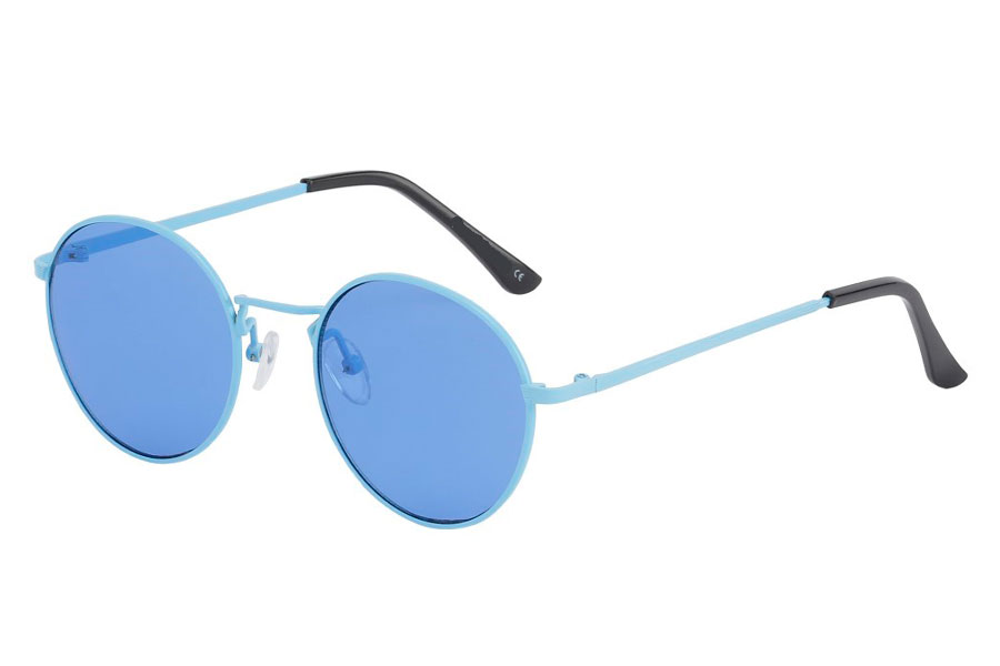 Moderigtig solbrille i lyseblåt metalstel med blå linser. Stellet er den moderigtige runde form som har en lille snert af dråbeform i sig | festival-solbriller