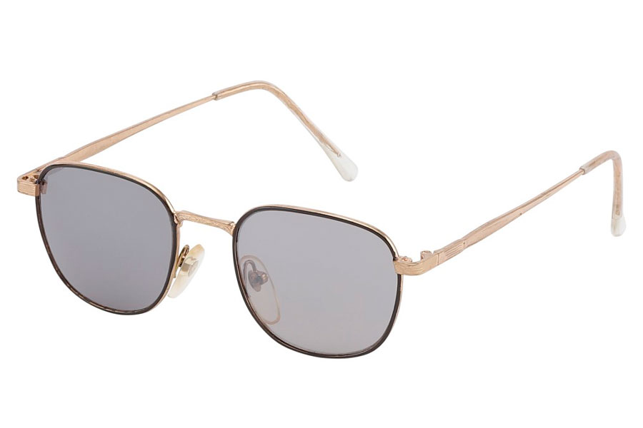 Firkantet solbrille med runde former i sort og guldfarvet metal stel. Glassene er med let spejlglas overflade. Designet er unisex og kan bruges af bÃ¥de mÃ¦nd og kvinder. | search