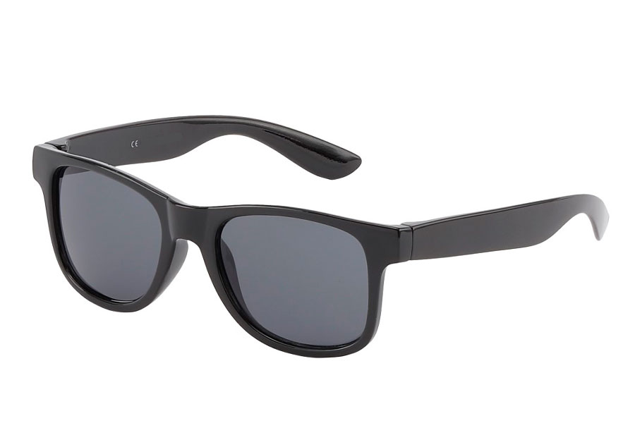 BØRNE solbrille i sort enkelt wayfarer design. Glassene er alm. mørke solbrilleglas. UV400  | search