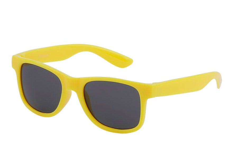 BØRNE solbrille i gult enkelt wayfarer design. UV400 beskyttelse | boerne_solbriller
