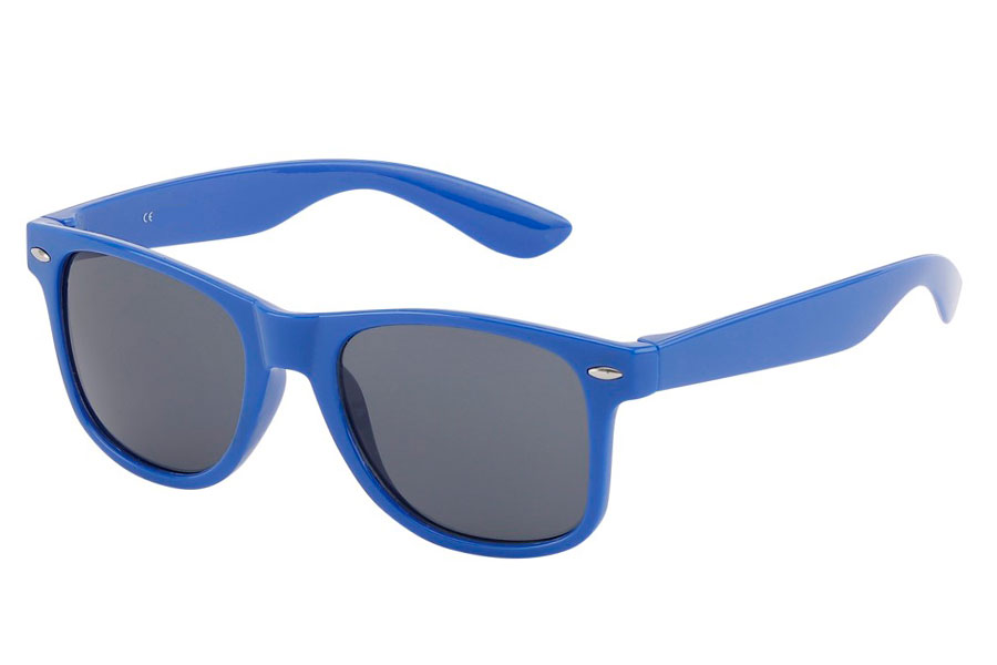 Blå solbrille i enkelt moderigtigt wayfarer design. | search