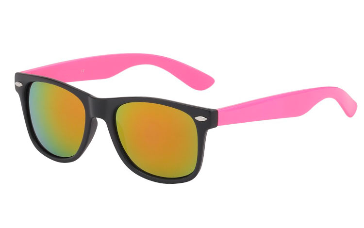 Wayfarer solbrille i mat sort med lyserøde stænger og multiglas | retro_vintage_solbriller