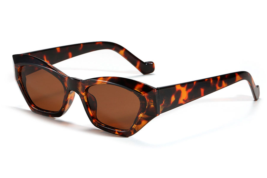 Kantet cateye solbrille. Stellet er i kraftig design i smukke skildpadde/leoprad spÃ¦ttet farver, i brune, orange nuancer. | cat_eye_solbriller