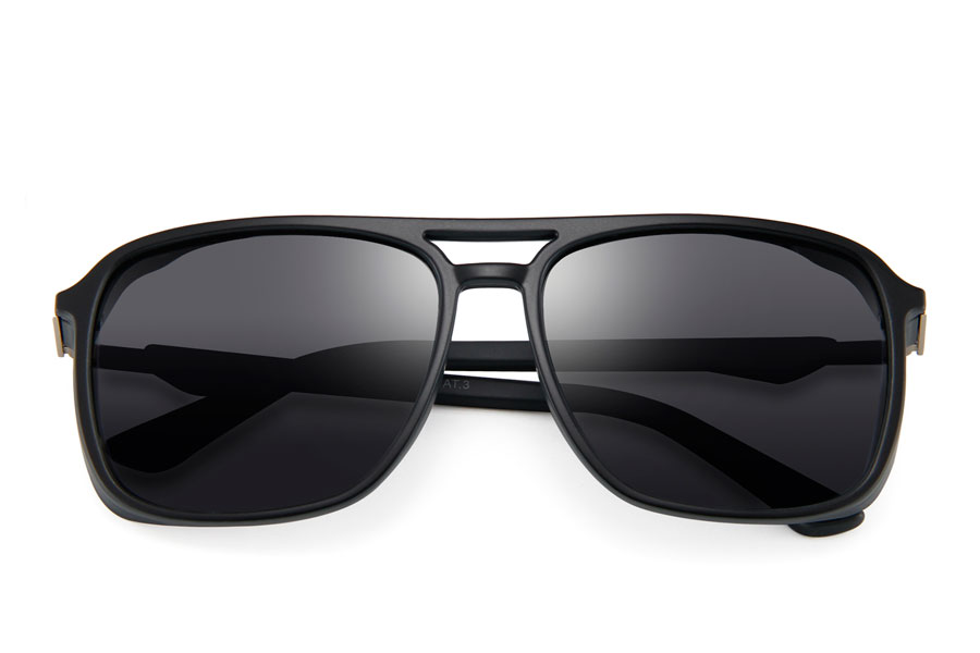 Rå maskulin solbrille. Stængerne har flot skiftende design mellem metal og nat sort plastik. | solbriller_maend-3
