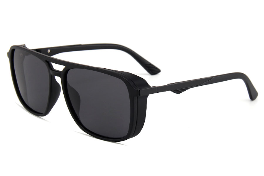 Rå maskulin solbrille. Stængerne har flot skiftende design mellem metal og nat sort plastik. | solbriller_maend