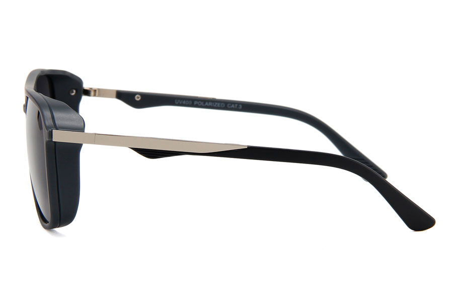 Maskulin Solbrille i mat sort stel.Stængerne har flot skiftende design mellem sølvfarvetmetal og mat sort plastik | solbriller_maend-3