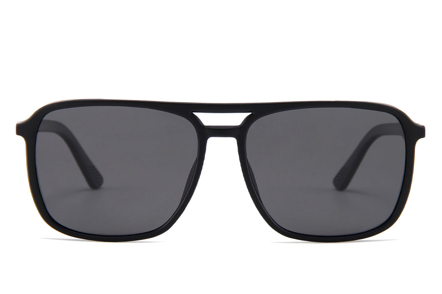 Maskulin Solbrille i mat sort stel med dobbelt næsebro og et mindre stykke sidebeskyttelse, hvor stellet er forlænget ud langs siderne på solbrillens stel | solbriller_maend-2