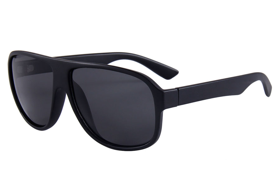 Mat sort solbrille i enkelt stilrent design med runde hjørner. Solbrillen kan bruges af mænd og kvinder. | pilot_solbriller