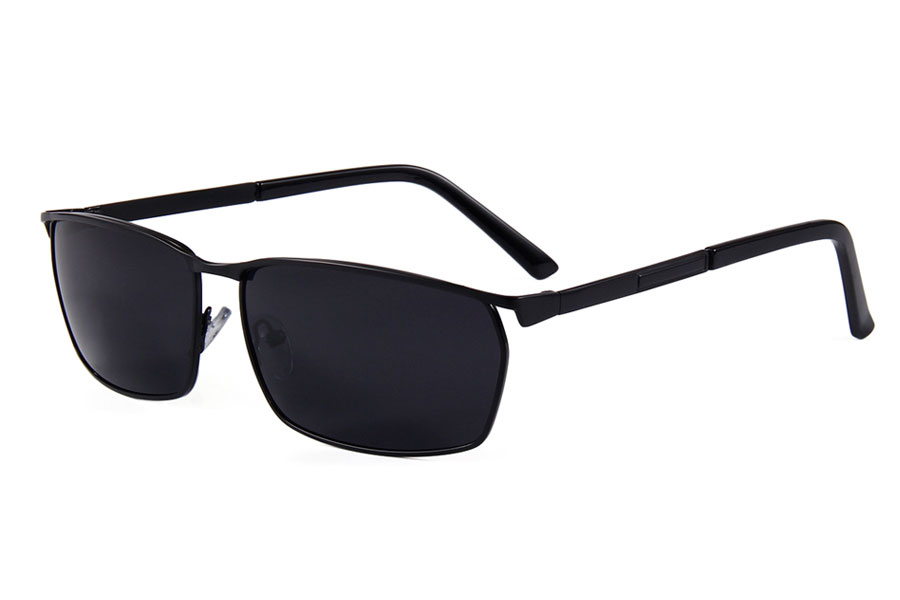 Alle skal have råd til solbrillemode. Derfor denne smarte sorte herre solbrille i lækkert design. kun 139 kr. | solbriller_maend