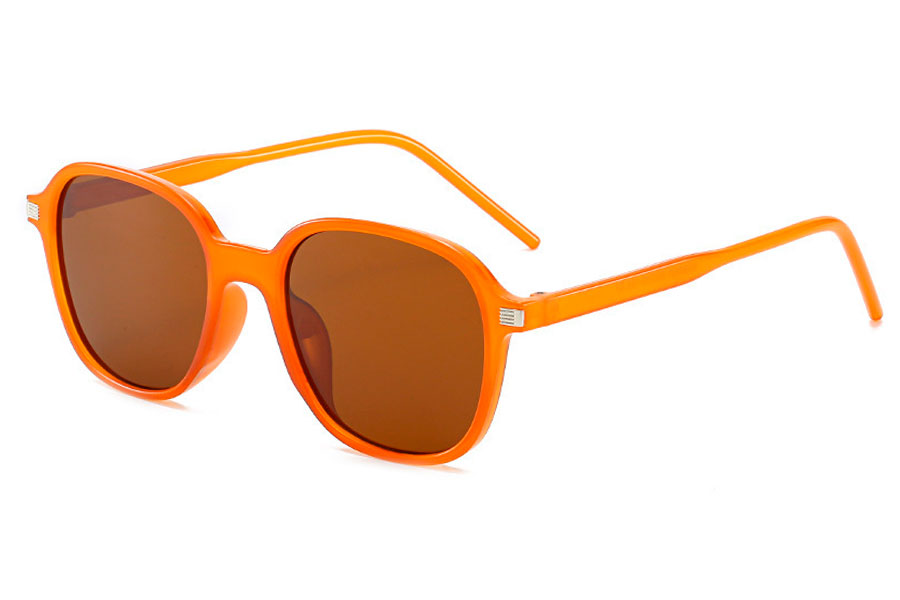 Orange-smokey halvtransparent solbrille i firkantet design med runde hjørner. Hvert hjørne har en lille sølv detalje | festival-solbriller
