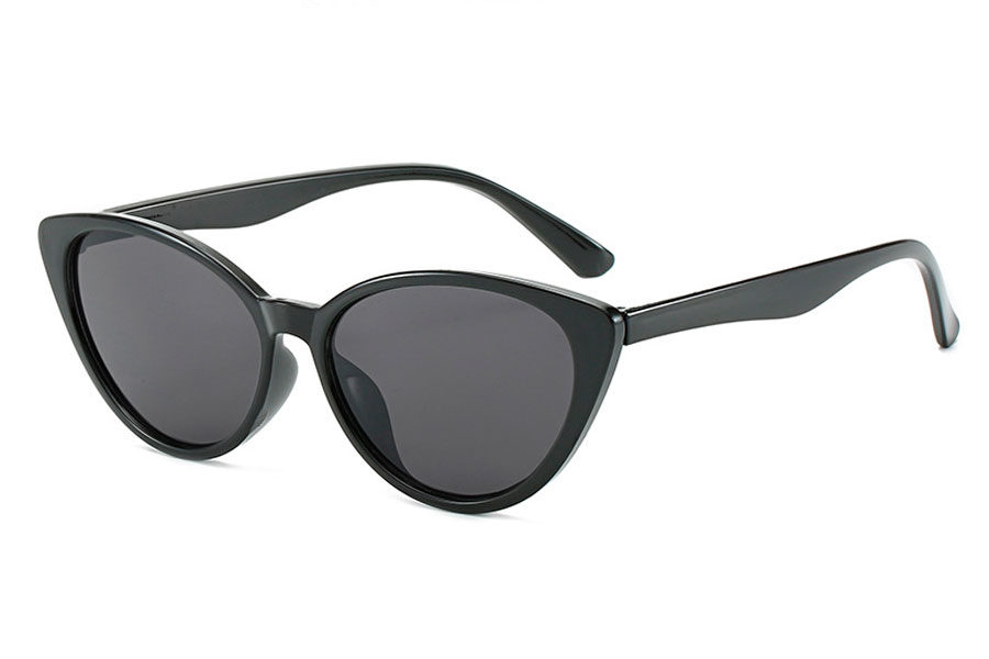 Cateye solbrille i blank sort stel. Enkelt og stilrent design. kun 129 kr. | solbriller_kvinder