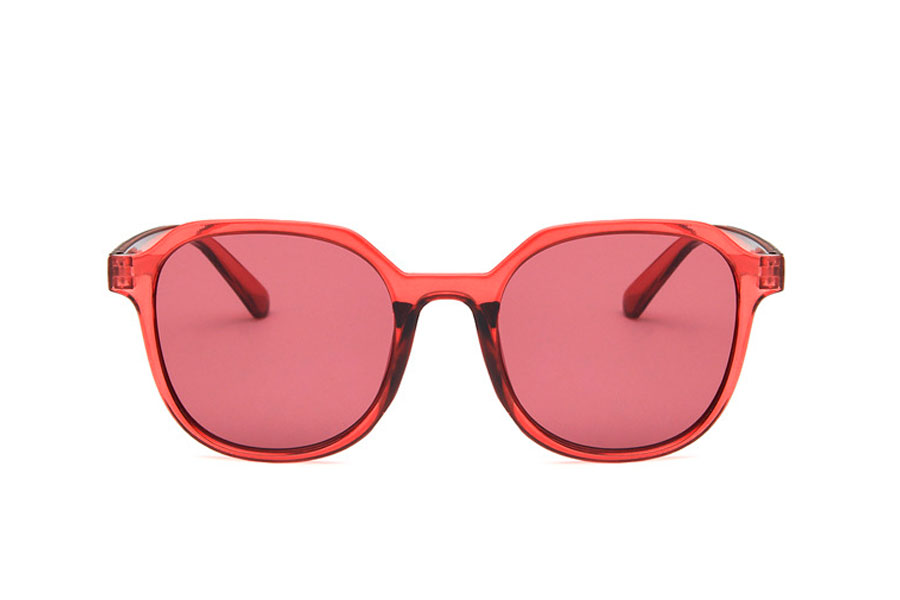 Dame solbrille i mørk pink transparent stel med rødelige glas, derfor er udsynet også rødt | festival-solbriller-2
