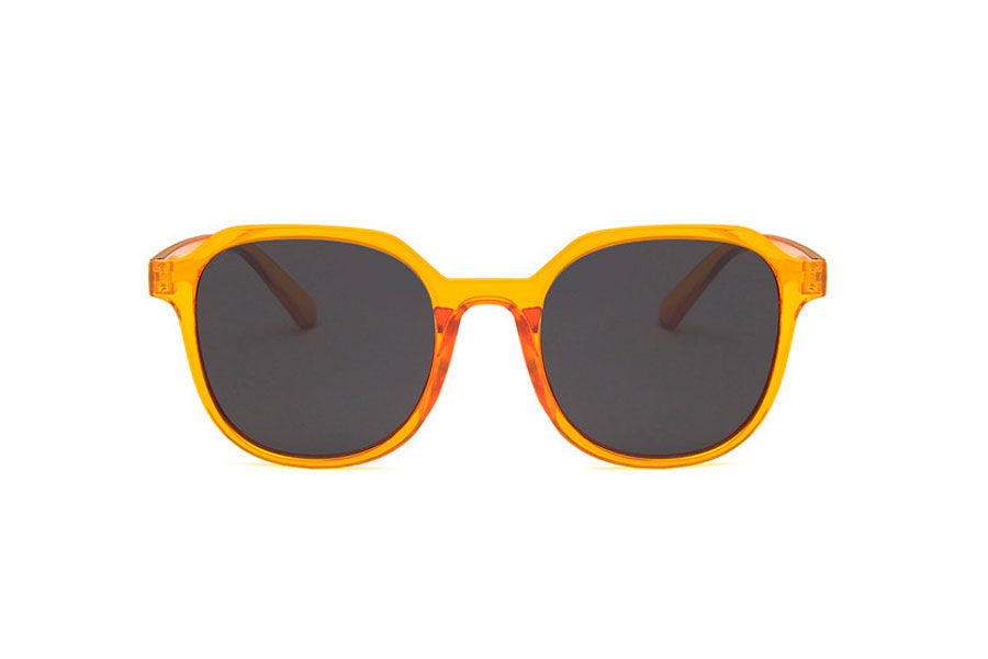 Dame solbrille i orange transparent stel. Formen er bÃ¥de lidt firkantet med runde former og rundt med kantede former. | solbriller_kvinder-2